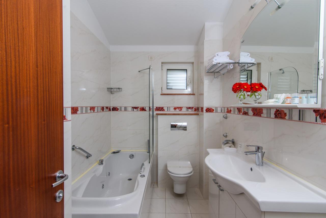 Villa Mediterana Seget Vranjica Exterior foto